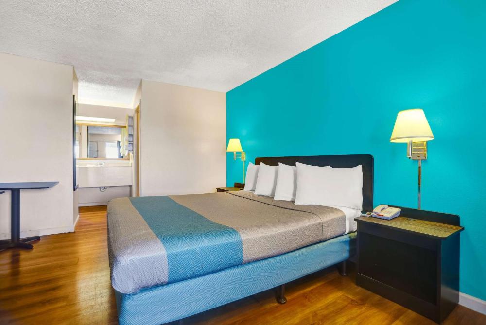 King Room - Non-Smoking interior