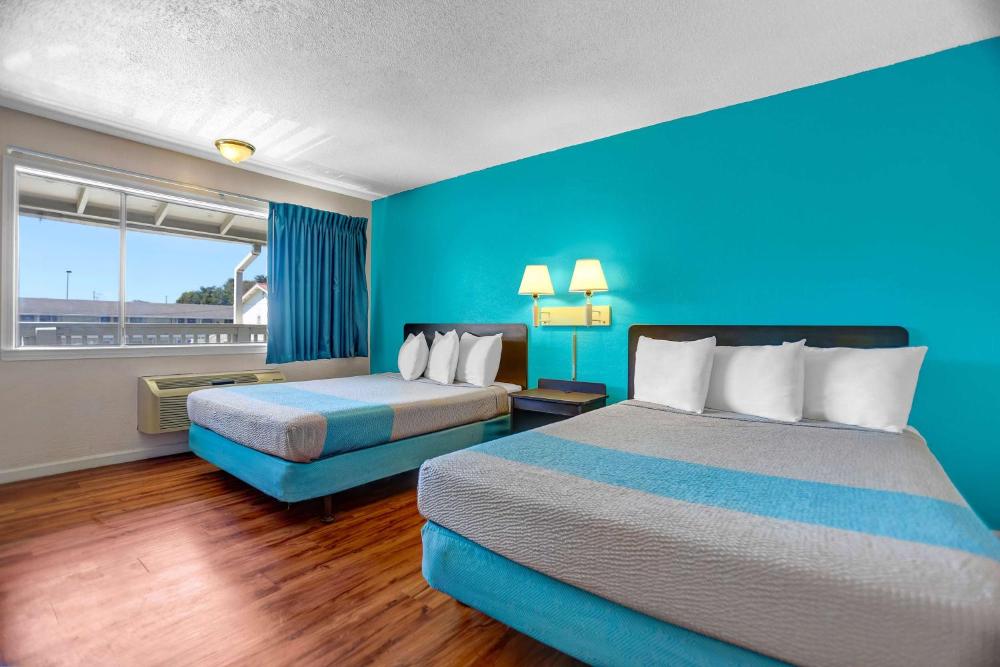 Queen Room with Two Queen Beds - Non-Smoking interior